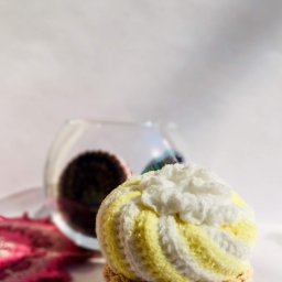 Пирожное корзинка со взбитыми сливками