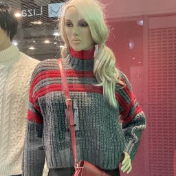 Уютный свитер оверсайз.