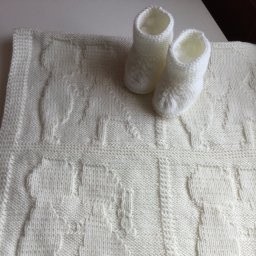 Девушки рукодельницы,смотрите какой чудесный пледик я  сейчас нашла,может пригодится идея.