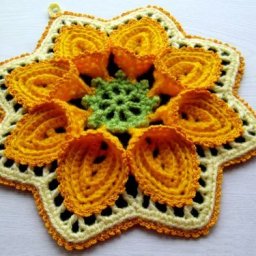 Вязаная крючком декоративная прихватка "Объемный цветок"