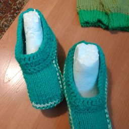 Носки и следочки из остатков ниток.