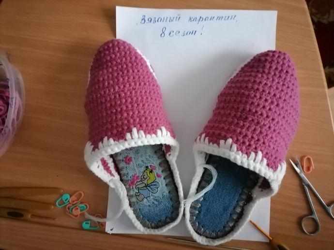 Еще одна пара шлепанцев. Еще одна пара шлепанцев.