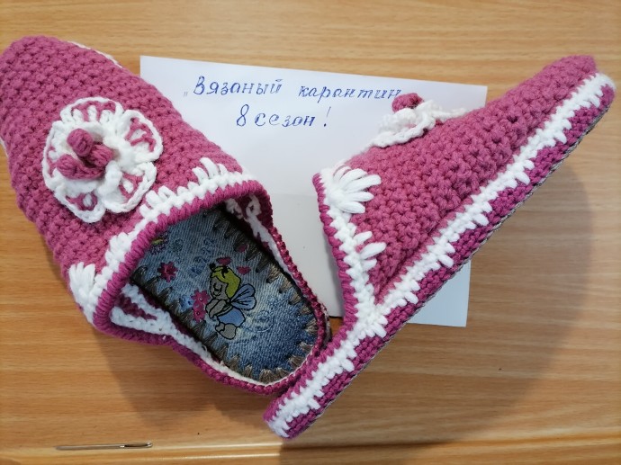 Еще одна пара шлепанцев. Еще одна пара шлепанцев.