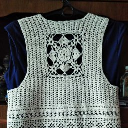 Жилет, связанный крючком № 1,3 из льняной пряжи.