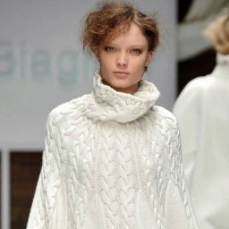 Белое пончо.