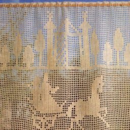 Занавеска и филейные салфеточки.