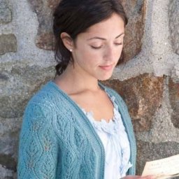 Красивый кардиган спицами.