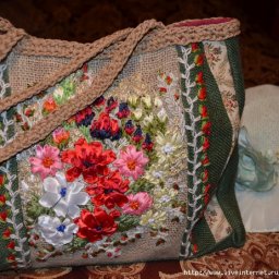 Летние сумки из мешковыны вышитые лентами.