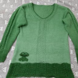 Свитер с лягушкой