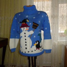 Яркий нарядный детский свитер.