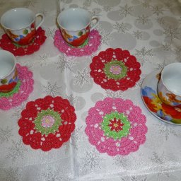 Яркие салфетки под чашки