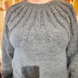 Пуловер связан спицами "Лучистые колосья"