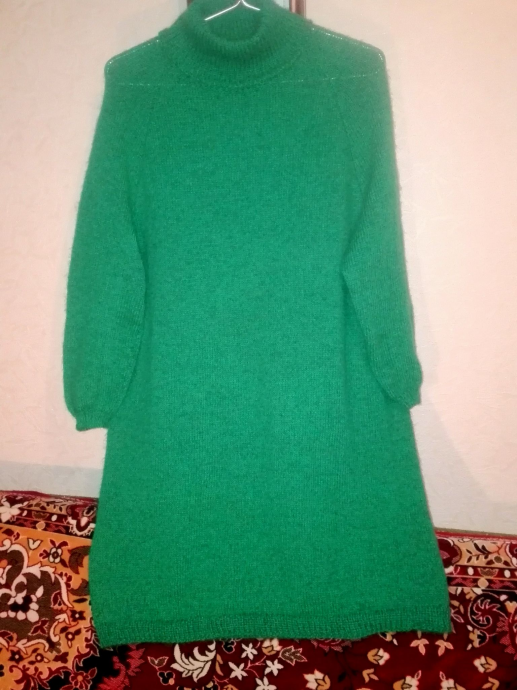 Вязаное спицами платье "Зелёный оверсайз"