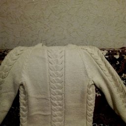 Вязаный спицами пуловер "Модный тренд"