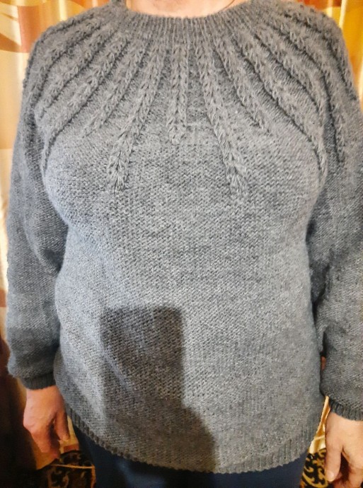 Пуловер связан спицами "Лучистые колосья"
