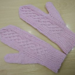 Розовые варежки с узором