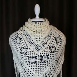 Шаль крючком "Небо в алмазах" медового цвета