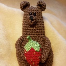 Мишка с клубничкой.