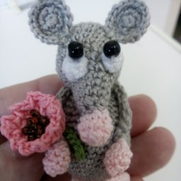 Брошь вязаная "Крыс Тимоха".