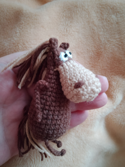 Лошадка вязаная.