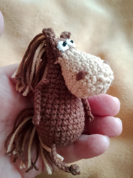 Лошадка вязаная.