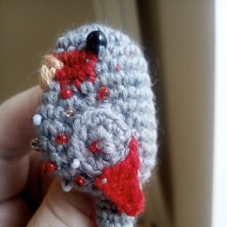 Брошь вязаная "Попугайчик".