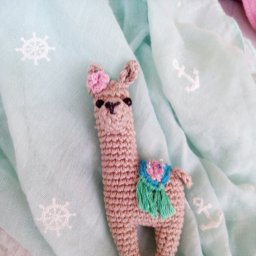 Брошь вязаная " Лама " Розочка".