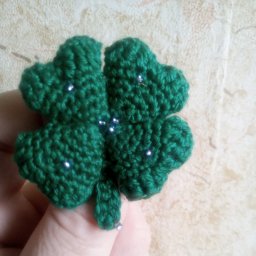 Брошь вязаная " На удачу".