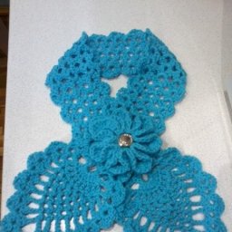 Шарфик с брошью.