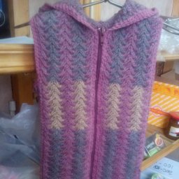 Жилеточка для девочки с капюшоном