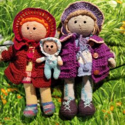 Кукольные девчонки на прогулке.