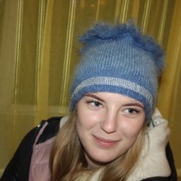 Голубая мохеровая шапочка