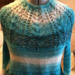 Пуловер с круглой кокеткой