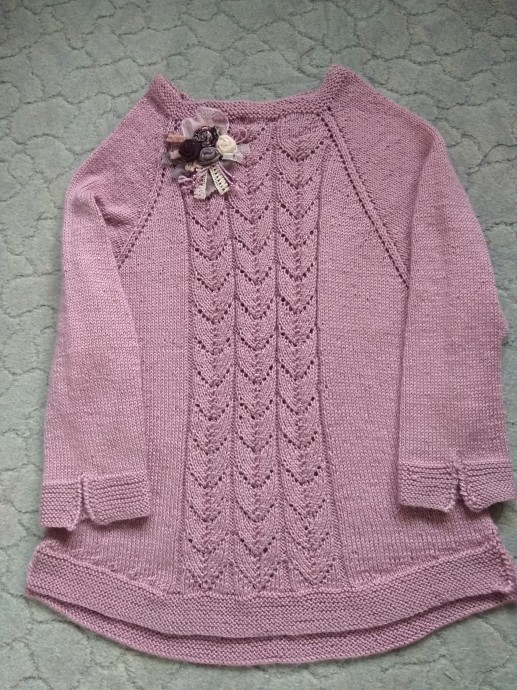 свитер розовый с брошкой