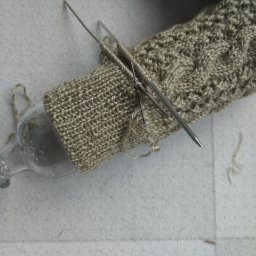 пришиваем манжет по кругу и прячем кончики ниток с изнанки