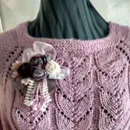 свитер розовый с брошкой