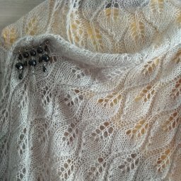 палантин "Листья" связан спицами