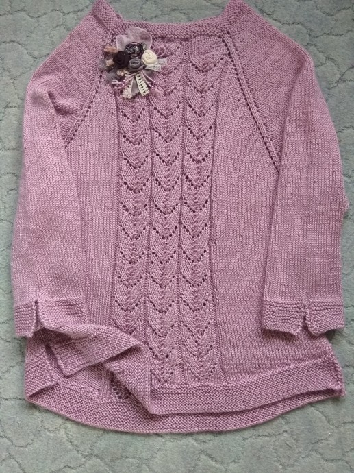 свитер розовый с брошкой