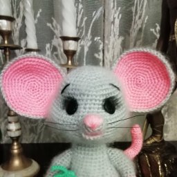 Мышка с ягодкой