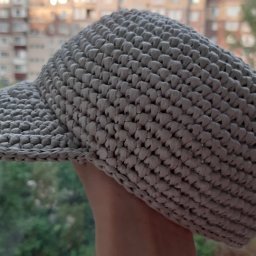 Вязаная кепка-бейсболка из рафии