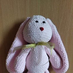 Розовый плюшевый зайка.