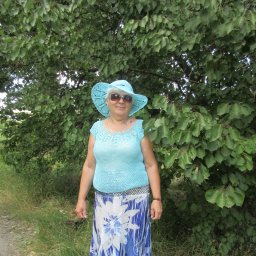 Кофточка с кокеткой и шляпка.