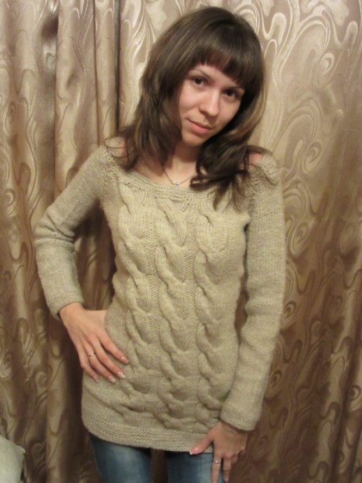 Бежевый пуловер для дочери