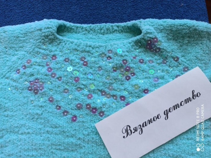Пуловер с пайетками для внучки.