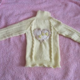 Свитерок с сердцем.