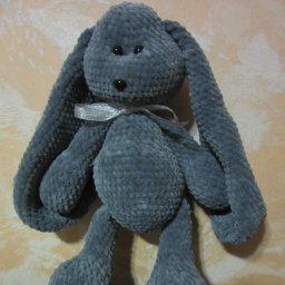 Серый плюшевый зайка.