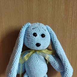 Голубой плюшевый зайка.