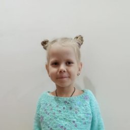 Пуловер с пайетками для внучки.