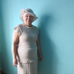 Костюм связан полностью.