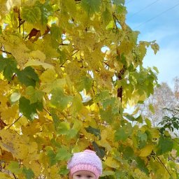 Связала внучке.